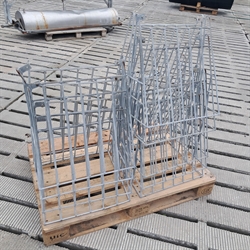 9 stk. brugte høhække 52x50x56 cm.